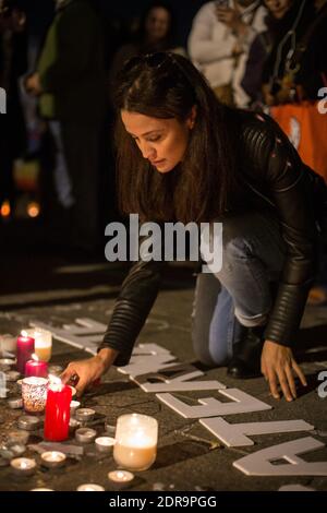 Les gens se rassemblent au Vieux Port de Marseille, au sud de la France, le 16 novembre 2015 pour rendre compte aux victimes d'une série d'attaques terroristes à Paris dans la nuit du 13 au 14 novembre, faisant 129 morts et 352 blessés. Photo de Franck Bessiere/ABACAPRESS.COM Banque D'Images