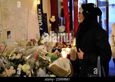 Les amateurs de deuil se réunissent au restaurant Livio à Neuilly-sur-Seine, près de Paris, en France, le 17 novembre 2015, pour faire le respect des personnes tuées et blessées lors des attentats terroristes de vendredi. Le restaurant Livio était la propriété de Pierre Innocenti et Stephane Albertini, qui est décédé lors de l'attaque de Bataclan. Les jihadistes de l'État islamique ont revendiqué les attaques par des hommes armés et des kamikazes qui ont tué au moins 129 personnes dans des scènes de carnage dans une salle de concert, dans des restaurants et dans le stade national vendredi. Photo d'Aurore Marechal/ABACAPRESS.COM Banque D'Images