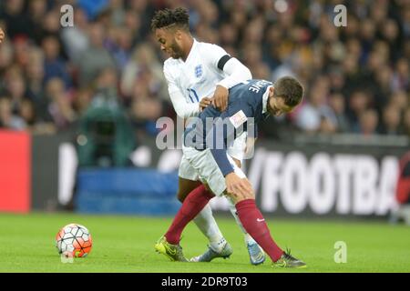 Yohan Cabaye en France s'affronte contre Raheem Sterling en Angleterre lors du match international de football, Angleterre contre France au stade Wembley à Londres, Royaume-Uni, le 17 novembre 2015. L'Angleterre a gagné 2-0. Photo de Henri Szwarc/ABACAPRESS.COM Banque D'Images