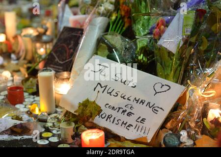 Anonymes et passants rendent hommage aux victimes des attentats terroristes de Paris, face à la salle de concert Bataclan, où des dizaines de personnes ont été tuées lors des attentats du 13 novembre, comme on l'a vu à Paris, en France, le 17 novembre 2015. Photo par Ammar Abd Rabbo/ABACAPRESS.COM Banque D'Images