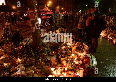 Anonymes et passants rendent hommage aux victimes des attentats terroristes de Paris, face à la salle de concert Bataclan, où des dizaines de personnes ont été tuées lors des attentats du 13 novembre, comme on l'a vu à Paris, en France, le 17 novembre 2015. Photo par Ammar Abd Rabbo/ABACAPRESS.COM Banque D'Images