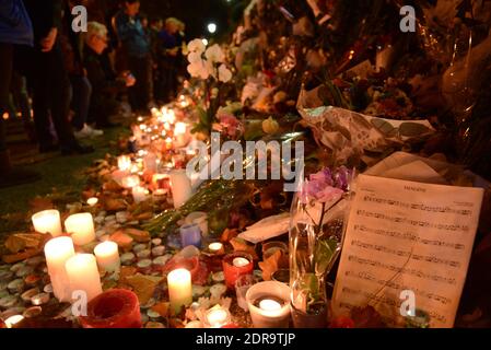 Anonymes et passants rendent hommage aux victimes des attentats terroristes de Paris, face à la salle de concert Bataclan, où des dizaines de personnes ont été tuées lors des attentats du 13 novembre, comme on l'a vu à Paris, en France, le 17 novembre 2015. Photo par Ammar Abd Rabbo/ABACAPRESS.COM Banque D'Images