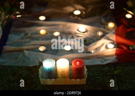 Anonymes et passants rendent hommage aux victimes des attentats terroristes de Paris, face à la salle de concert Bataclan, où des dizaines de personnes ont été tuées lors des attentats du 13 novembre, comme on l'a vu à Paris, en France, le 17 novembre 2015. Photo par Ammar Abd Rabbo/ABACAPRESS.COM Banque D'Images