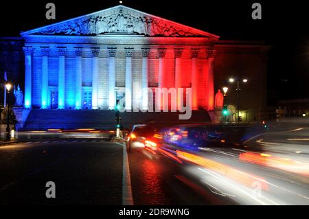 Le Palais Bourbon, qui abrite le Parlement national français, brille dans les couleurs vives du drapeau national à Paris, France, le 18 novembre 2015. Au moins 129 personnes ont été tuées et 350 blessées lors d'une série d'attaques terroristes à Paris dans la nuit du 13 au 14 novembre 2015. Photo d'Alain Apaydin/ABACAPRESS.COM Banque D'Images