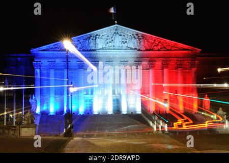 Le Palais Bourbon, qui abrite le Parlement national français, brille dans les couleurs vives du drapeau national à Paris, France, le 18 novembre 2015. Au moins 129 personnes ont été tuées et 350 blessées lors d'une série d'attaques terroristes à Paris dans la nuit du 13 au 14 novembre 2015. Photo d'Aurore Marechal//ABACAPRESS.COM Banque D'Images