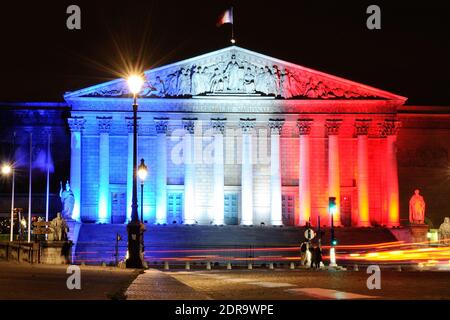 Le Palais Bourbon, qui abrite le Parlement national français, brille dans les couleurs vives du drapeau national à Paris, France, le 18 novembre 2015. Au moins 129 personnes ont été tuées et 350 blessées lors d'une série d'attaques terroristes à Paris dans la nuit du 13 au 14 novembre 2015. Photo d'Aurore Marechal//ABACAPRESS.COM Banque D'Images