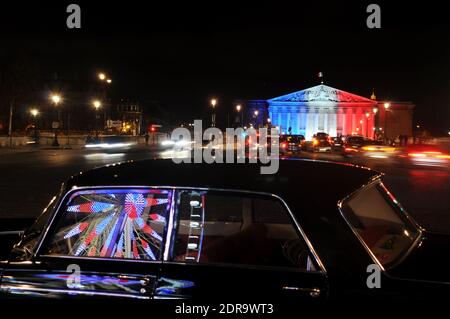 Le Palais Bourbon, qui abrite le Parlement national français, brille dans les couleurs vives du drapeau national à Paris, France, le 18 novembre 2015. Au moins 129 personnes ont été tuées et 350 blessées lors d'une série d'attaques terroristes à Paris dans la nuit du 13 au 14 novembre 2015. Photo d'Alain Apaydin/ABACAPRESS.COM Banque D'Images