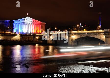 Le Palais Bourbon, qui abrite le Parlement national français, brille dans les couleurs vives du drapeau national à Paris, France, le 18 novembre 2015. Au moins 129 personnes ont été tuées et 350 blessées lors d'une série d'attaques terroristes à Paris dans la nuit du 13 au 14 novembre 2015. Photo d'Aurore Marechal//ABACAPRESS.COM Banque D'Images