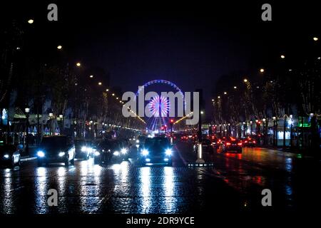 L'atmosphère pendant les illuminations de Noël des champs-Élysées à Paris, France, le 19 novembre 2015. Photo de Audrey Poree/ABACAPRESS.COM Banque D'Images