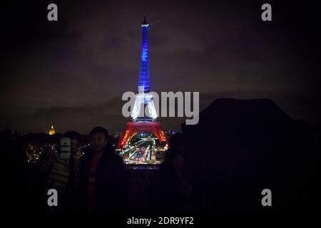 La Tour Eiffel illuminée brille dans les couleurs vives du drapeau national français, le Tricolore, à Paris, France, le 19 novembre 2015. Au moins 129 personnes ont été tuées et 350 blessées lors d'une série d'attaques terroristes à Paris dans la nuit du 13 novembre au 14 novembre 2015. Photo par Audrey Poree/ ABACAPRESS.COM Banque D'Images