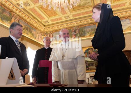 Le pape François a rencontré le président ukrainien Petro Porochenko et sa femme Maryna lors d'une audience privée au Vatican le 20,2015 novembre. Photo : Eric Vandeville /ABACAPRESS.COM Banque D'Images