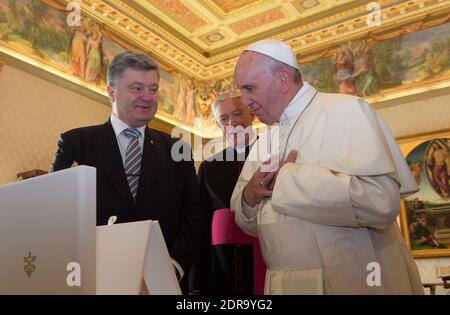 Le pape François a rencontré le président ukrainien Petro Porochenko et sa femme Maryna lors d'une audience privée au Vatican le 20,2015 novembre. Photo : Eric Vandeville /ABACAPRESS.COM Banque D'Images