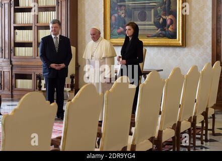 Le pape François a rencontré le président ukrainien Petro Porochenko et sa femme Maryna lors d'une audience privée au Vatican le 20,2015 novembre. Photo : Eric Vandeville /ABACAPRESS.COM Banque D'Images