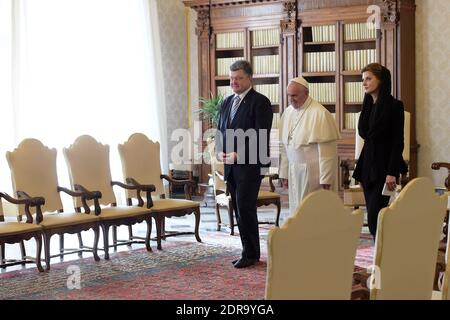 Le pape François a rencontré le président ukrainien Petro Porochenko et sa femme Maryna lors d'une audience privée au Vatican le 20,2015 novembre. Photo : Eric Vandeville /ABACAPRESS.COM Banque D'Images