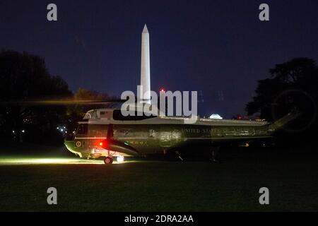 Marine One, avec le président américain Barack Obama à bord, débarque sur la pelouse sud de la Maison Blanche à Washington, DC, Etats-Unis, le lundi 23 novembre 2015. Obama, lors d'une conférence de presse à Kuala Lumpur dimanche après plus d'une semaine de conférences et de sommets en Asie, a déclaré que la Russie doit prendre une décision stratégique sur la Syrie et les prochaines semaines montreront si le président russe Vladimir Poutine abandonnera le soutien au régime syrien. Photo par Andrew Harrer/Pool/ABACAPRESS.COM Banque D'Images