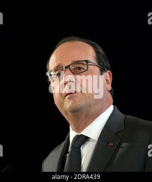 Le président français François Hollande s'adresse à la communauté française à l'ambassade de France en tant que ministre des Affaires étrangères et du développement international Laurent Fabius et ambassadeur français aux États-Unis Gerard Araud, à Washington, D.C., aux États-Unis, le 24 novembre 2015. Plus tôt aujourd'hui, François Hollande a rencontré le président américain Barack Obama pour discuter de l'intervention militaire en Syrie. Photo par Olivier Douliery/ABACAPRESS.COM Banque D'Images