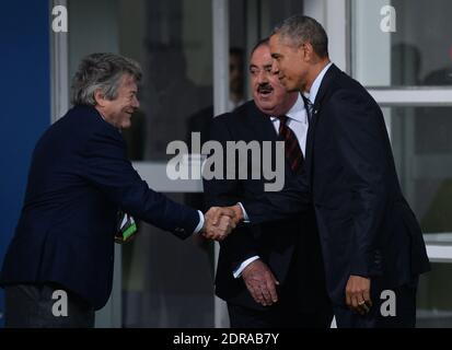 Le fondateur de Energies for Africa, Jean-Louis Borloo, salue le président américain Barack Obama avant l'ouverture officielle de la Conférence COP21 des Nations Unies sur les changements climatiques, qui s'est tenue au Bourget, près de Paris, en France, le 30 novembre 2015. Photo de Christian Liewig/ABACAPRESS.COM Banque D'Images