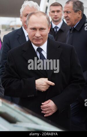 Le président russe Vladimir Poutine et le ministre des Affaires étrangères Sergey Lavrov sont accueillis après avoir atterri à l'aéroport international Roissy-Charles de Gaulle près de Paris, en France, le 30 novembre 2015. Poutine arrive pour assister à la Conférence des Nations Unies sur les changements climatiques de la COP21. Photo de Audrey Poree/ABACAPRESS.COM Banque D'Images