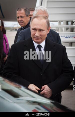 Le président russe Vladimir Poutine et le ministre des Affaires étrangères Sergey Lavrov sont accueillis après avoir atterri à l'aéroport international Roissy-Charles de Gaulle près de Paris, en France, le 30 novembre 2015. Poutine arrive pour assister à la Conférence des Nations Unies sur les changements climatiques de la COP21. Photo de Audrey Poree/ABACAPRESS.COM Banque D'Images