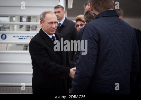 Le président russe Vladimir Poutine et le ministre des Affaires étrangères Sergey Lavrov sont accueillis après avoir atterri à l'aéroport international Roissy-Charles de Gaulle près de Paris, en France, le 30 novembre 2015. Poutine arrive pour assister à la Conférence des Nations Unies sur les changements climatiques de la COP21. Photo de Audrey Poree/ABACAPRESS.COM Banque D'Images