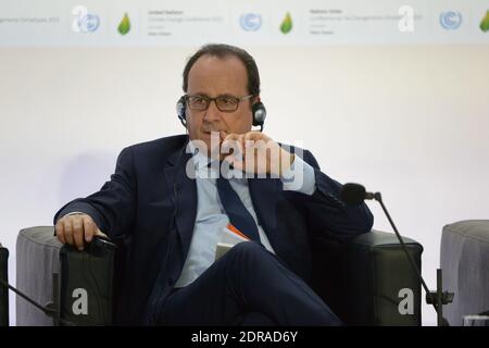 Le président français François Hollande, lors de l'Alliance de l'énergie solaire, a été salué dans le cadre de la Conférence COP21 des Nations Unies sur les changements climatiques, au Bourget, près de Paris, en France, le 30 novembre 2015. Photo de Henri Szwarc/ABACAPRESS.COM Banque D'Images