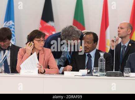 (G-D) Secrétaire d'Etat au développement et à la Francophonie française, Annick Girardin, Energies pour l'Afrique fondateur Jean-Louis Borloo, Président de Cameroun Paul Biya lors de l'événement Climate Challenge and African Solutions qui s'est tenu dans le cadre de la Conférence COP21 sur le changement climatique au Bourget, près de Paris, France, le 1er décembre 2015. Photo de Jacques Witt/Pool/ABACAPRESS.COM Banque D'Images