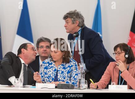 (G-D) Président français François Hollande, Ministre français de l'écologie, du développement durable et de l'énergie Ségolène Royal, Le fondateur de Energies for Africa, Jean-Louis Borloo, et le secrétaire d'État français au développement et à la Francophonie, Annick Girardin, lors de l'événement sur le défi climatique et les solutions africaines organisé dans le cadre de la Conférence COP21 sur le changement climatique au Bourget, près de Paris, France, le 1er décembre 2015. Photo de Jacques Witt/Pool/ABACAPRESS.COM Banque D'Images