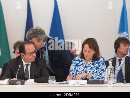 Le président français François Hollande, le fondateur d'Energies for Africa, Jean-Louis Borloo, et le ministre français de l'Ecologie, du développement durable et de l'Energie, Ségolène Royal, lors de l'événement Climate Challenge and African Solutions qui s'est tenu dans le cadre de la Conférence COP21 sur le changement climatique au Bourget, près de Paris, France, le 1er décembre 2015. Photo de Jacques Witt/Pool/ABACAPRESS.COM Banque D'Images