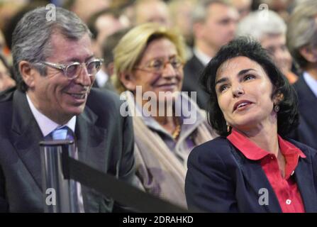 Patrick et Isabelle Balkany, Rachida Dati lors d'une réunion de campagne de la candidate des Républicains (LR) Valérie Pecresse avant le premier tour des élections régionales, à Rueil-Malmaison, près de Paris, France, le 3 décembre 2015. Photo de Christian Liewig/ABACAPRESS.COM Banque D'Images