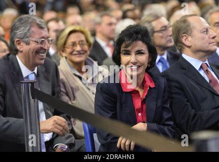 Patrick et Isabelle Balkany, Rachida Dati lors d'une réunion de campagne de la candidate des Républicains (LR) Valérie Pecresse avant le premier tour des élections régionales, à Rueil-Malmaison, près de Paris, France, le 3 décembre 2015. Photo de Christian Liewig/ABACAPRESS.COM Banque D'Images