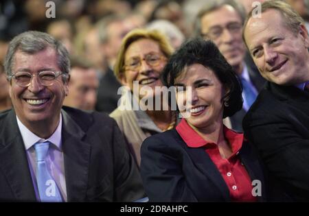 Patrick et Isabelle Balkany, Rachida Dati lors d'une réunion de campagne de la candidate des Républicains (LR) Valérie Pecresse avant le premier tour des élections régionales, à Rueil-Malmaison, près de Paris, France, le 3 décembre 2015. Photo de Christian Liewig/ABACAPRESS.COM Banque D'Images