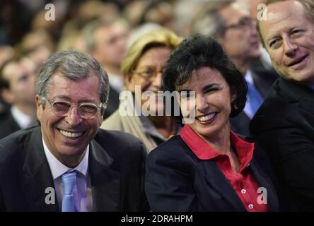 Patrick et Isabelle Balkany, Rachida Dati lors d'une réunion de campagne de la candidate des Républicains (LR) Valérie Pecresse avant le premier tour des élections régionales, à Rueil-Malmaison, près de Paris, France, le 3 décembre 2015. Photo de Christian Liewig/ABACAPRESS.COM Banque D'Images