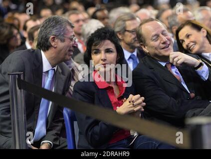 Patrick et Isabelle Balkany, Rachida Dati lors d'une réunion de campagne de la candidate des Républicains (LR) Valérie Pecresse avant le premier tour des élections régionales, à Rueil-Malmaison, près de Paris, France, le 3 décembre 2015. Photo de Christian Liewig/ABACAPRESS.COM Banque D'Images