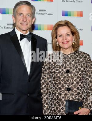 Renee Fleming et son mari, Tim Jessel, arrivent pour le dîner officiel de l'artiste en l'honneur des récipiendaires du 38e prix annuel du Kennedy Center, organisé par le Secrétaire d'État des États-Unis John F. Kerry au département d'État des États-Unis à Washington, DC, USA, le samedi 5 décembre 2015. Les 2015 lauréats sont : la chanteuse-compositrice Carole King, le cinéaste George Lucas, l'actrice et chanteuse Rita Moreno, le chef d'orchestre Seiji Ozawa et l'actrice et star de Broadway Cicely Tyson. Photo de Ron Sachs/Pool/ABACAPRESS.COM Banque D'Images