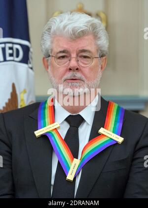 Le cinéaste George Lucas, l'un des cinq lauréats de la 38e édition annuelle du Kennedy Center Honors, pose dans le cadre d'une photo de groupe à la suite d'un dîner organisé par le Secrétaire d'État des États-Unis John F. Kerry en leur honneur au Département d'État des États-Unis à Washington, DC, États-Unis, samedi, 5 décembre 2015. Les 2015 lauréats sont : la chanteuse-compositrice Carole King, le cinéaste George Lucas, l'actrice et chanteuse Rita Moreno, le chef d'orchestre Seiji Ozawa et l'actrice et star de Broadway Cicely Tyson. Photo de Ron Sachs/Pool/ABACAPRESS.COM Banque D'Images