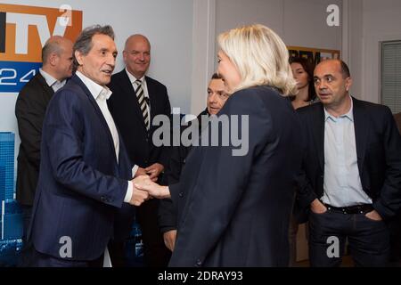 Exclusif - le président du parti national d'extrême-droite Front Marine le Pen est interviewé par Jean-Jacques Bourdin à la radio du CMR à Paris, France, le 10 décembre 2015. Photo par Audrey Poree/ ABACAPRESS.COM Banque D'Images