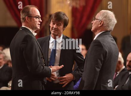 Nicolas Hulot (C), activiste de l'environnement et envoyé spécial de la France pour la protection de la planète, et Bertrand Hervieu (R), sociologue français, lors d'une cérémonie de remise de prix des personnalités consacrées aux questions climatiques et au développement durable, au Palais Elysee, à Paris, en France, le 9 décembre 2015. Photo de Christian Liewig/ABACAPRESS.COM Banque D'Images