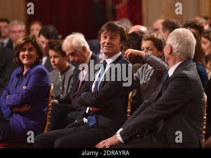 (G-D) agronome français Marion Guillou, activiste de l'environnement et envoyé spécial de la France pour la protection de la planète Nicolas Hulot et sociologue français Bertrand Hervieu lors d'une cérémonie de remise de prix des personnalités consacrées aux questions climatiques et au développement durable, à l'Elysée à Paris, France, le 9 décembre 2015. Photo de Christian Liewig/ABACAPRESS.COM Banque D'Images