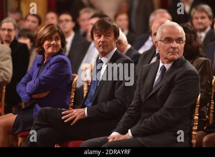 (G-D) agronome français Marion Guillou, activiste de l'environnement et envoyé spécial de la France pour la protection de la planète Nicolas Hulot et sociologue français Bertrand Hervieu lors d'une cérémonie de remise de prix des personnalités consacrées aux questions climatiques et au développement durable, à l'Elysée à Paris, France, le 9 décembre 2015. Photo de Christian Liewig/ABACAPRESS.COM Banque D'Images