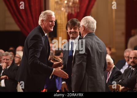 (G-D) le député européen Michel Barnier, militant de l'environnement et envoyé spécial de la France pour la protection de la planète Nicolas Hulot et le sociologue français Bertrand Hervieu lors d'une cérémonie de remise de prix des personnalités consacrées aux questions climatiques et au développement durable, à l'Elysee Palace à Paris, France, le 9 décembre 2015. Photo de Christian Liewig/ABACAPRESS.COM Banque D'Images