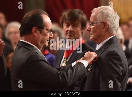 Le président français François Hollande décerne le prix du sociologue français Bertrand Hervieu lors d'une cérémonie de remise de prix à des personnalités consacrées aux questions climatiques et au développement durable, à l'Elysée Palace de Paris, en France, le 9 décembre 2015. Photo de Christian Liewig/ABACAPRESS.COM Banque D'Images