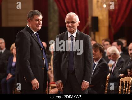 Jean-Pierre Jouyet (L), chef d'état-major du président français Hollande, et Bertrand Hervieu, sociologue français, lors d'une cérémonie de remise de prix des personnalités consacrées aux questions climatiques et au développement durable, à l'Elysée à Paris, en France, le 9 décembre 2015. Photo de Christian Liewig/ABACAPRESS.COM Banque D'Images