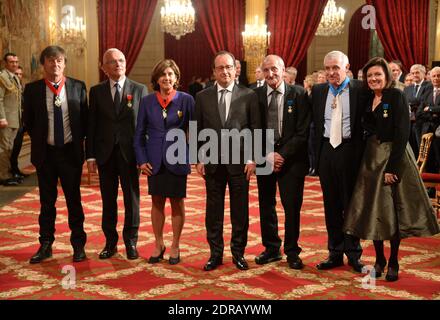 Le Président français François Hollande (C) pose avec les boursiers (G-D) militant de l'environnement et envoyé spécial de la France pour la protection de la planète Nicolas Hulot, sociologue français Bertrand Hervieu, agronome français Marion Guillou, climatologue français Claude Lorius, Le climatologue français Jean Jouzel et le directeur du groupe EDF pour le développement durable et l'environnement Claude Nahon lors d'une cérémonie de remise de prix des personnalités consacrées aux questions climatiques et au développement durable, à l'Elysée à Paris, France, le 9 décembre 2015. Photo de Christian Liewig/ABACAPRESS.COM Banque D'Images