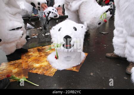 Les personnes portant des costumes d'ours polaires sont vues tandis que les activistes présentent une manifestation près de l'Arc de Triomphe sur l'avenue de la Grande Armée à Paris, en France, le 12 décembre 2015. Un projet d'accord de 195 pays visant à réduire les émissions de gaz piégés par la chaleur qui menacent de faire des ravages sur le système climatique de la Terre doit être présenté à la Conférence des Nations Unies sur les changements climatiques COP21 à le Bourget, à la périphérie de Paris. Photo de Somer/ABACAPRESS.COM Banque D'Images