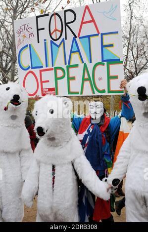 Les personnes portant des costumes d'ours polaires sont vues tandis que les activistes présentent une manifestation près de la Tour Eiffel à Paris, en France, le 12 décembre 2015. Un projet d'accord de 195 pays visant à réduire les émissions de gaz piégés par la chaleur qui menacent de faire des ravages sur le système climatique de la Terre doit être présenté à la Conférence des Nations Unies sur les changements climatiques COP21 à le Bourget, à la périphérie de Paris. Photo d'Alain Apaydin/ABACAPRESS.COM Banque D'Images