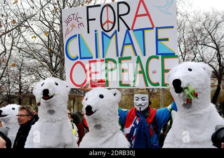 Les personnes portant des costumes d'ours polaires sont vues tandis que les activistes présentent une manifestation près de la Tour Eiffel à Paris, en France, le 12 décembre 2015. Un projet d'accord de 195 pays visant à réduire les émissions de gaz piégés par la chaleur qui menacent de faire des ravages sur le système climatique de la Terre doit être présenté à la Conférence des Nations Unies sur les changements climatiques COP21 à le Bourget, à la périphérie de Paris. Photo d'Alain Apaydin/ABACAPRESS.COM Banque D'Images