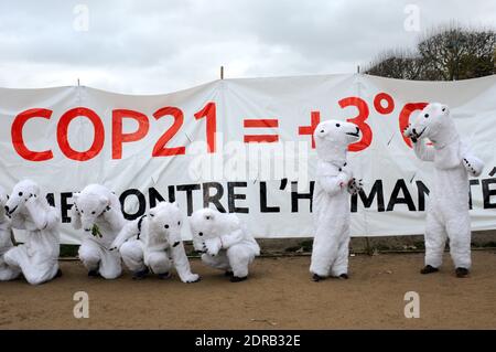 Les personnes portant des costumes d'ours polaires sont vues tandis que les activistes présentent une manifestation près de la Tour Eiffel à Paris, en France, le 12 décembre 2015. Un projet d'accord de 195 pays visant à réduire les émissions de gaz piégés par la chaleur qui menacent de faire des ravages sur le système climatique de la Terre doit être présenté à la Conférence des Nations Unies sur les changements climatiques COP21 à le Bourget, à la périphérie de Paris. Photo d'Alain Apaydin/ABACAPRESS.COM Banque D'Images