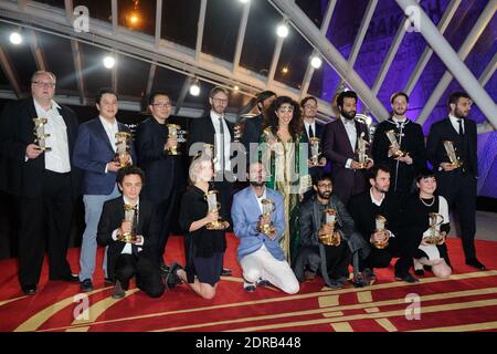 L'acteur Islandais Gunnar Jonsson, le réalisateur kazakh Zhassulan Poshnov, le réalisateur sud-coréen Park Suk Young, le réalisateur belge Guillaume Senez, l'actrice marocaine Sofia Manousha, le réalisateur kosovar Visar Morina, le réalisateur danois Michael Noer, le réalisateur iranien Sina Ataeian Dena, le réalisateur libanais Alain Saadeh, le réalisateur libanais Mirjean Bou Chaaya (1er rang) L'acteur marocain Reda Jai, l'actrice française Galatea Bellugi, le réalisateur brésilien Gabriel Mascaro, le réalisateur indien Raam Reddy, le réalisateur mexicain Jonas Cuaron, le réalisateur japonais Keik Tsuruoka posent avec leur trophée aux gagnants photo clôture le 15t Banque D'Images