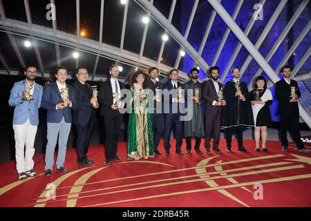 L'acteur Islandais Gunnar Jonsson, le réalisateur kazakh Zhassulan Poshnov, le réalisateur sud-coréen Park Suk Young, le réalisateur belge Guillaume Senez, l'actrice marocaine Sofia Manousha, le réalisateur kosovar Visar Morina, le réalisateur danois Michael Noer, le réalisateur iranien Sina Ataeian Dena, le réalisateur libanais Alain Saadeh, le réalisateur libanais Mirjean Bou Chaaya (1er rang) L'acteur marocain Reda Jai, l'actrice française Galatea Bellugi, le réalisateur brésilien Gabriel Mascaro, le réalisateur indien Raam Reddy, le réalisateur mexicain Jonas Cuaron, le réalisateur japonais Keik Tsuruoka posent avec leur trophée aux gagnants photo clôture le 15t Banque D'Images