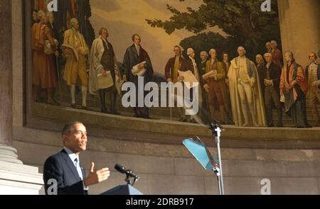 Le président Barack Obama parle sous un tableau des pères fondateurs de l'Amérique lors d'une cérémonie de naturalisation pour les nouveaux citoyens américains aux Archives nationales de Washington, DC, USA, le mardi 15 décembre 2015. Photo de Martin H. Simon/Pool/ABACAPRESS.COM Banque D'Images